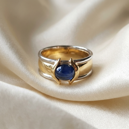 Oval cabochon Australian sapphire two tone gold ring - detail view