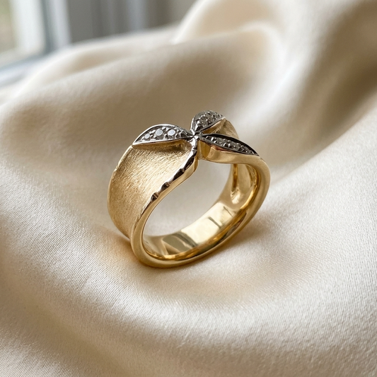 Yellow gold ladies ring with diamond detail