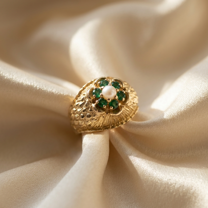 Gold dress ring with emeralds and pearl - detail view