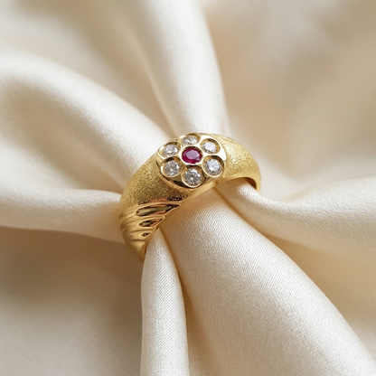 Gold dress ring with diamonds and ruby - detail view