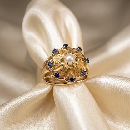 Gold dress ring with sapphires and pearl - detail view