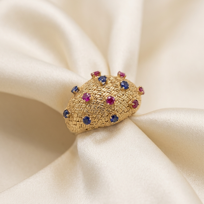 Gold dress ring with rubies and sapphires - detail view