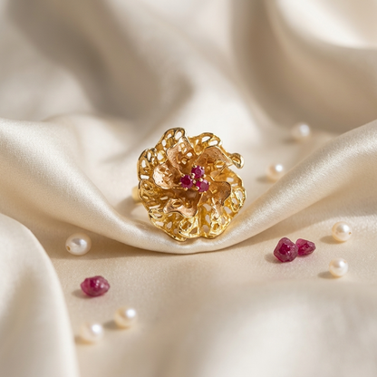 Gold flower dress ring with rubies - detail view