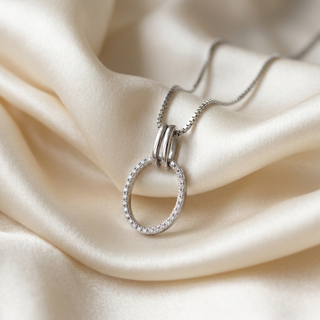 Oval shape diamond pendant - detail view