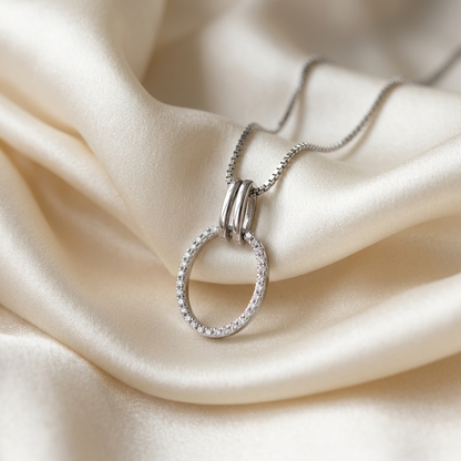 Oval shape diamond pendant - detail view