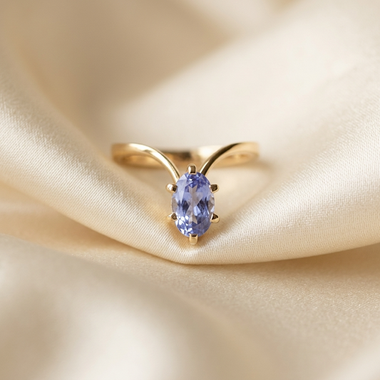 Oval Ceylon blue sapphire ring in 18ct yellow gold